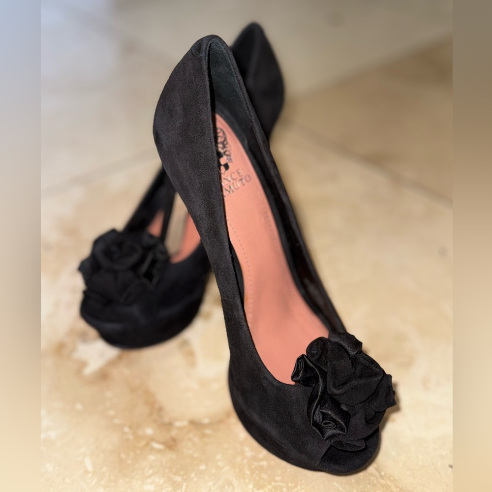 SOLD - NWT - Vince Camuto Suede platform with Suede Rose in front - Size 7.5